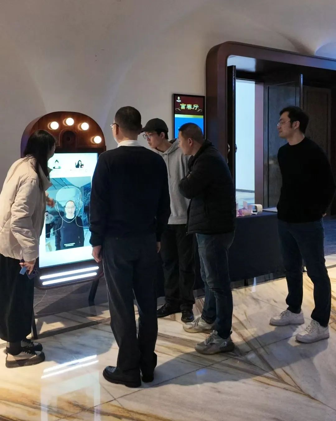AI一键美颜妆造 30秒解锁旅拍新姿势 AI摄影助力景区揽客