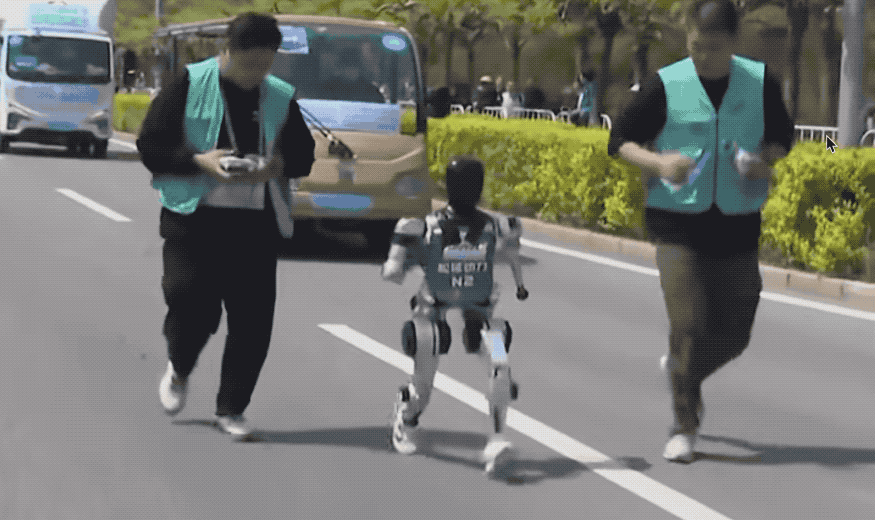 全球首个人形机器人半马刷屏 2035年人形机器人市场规模将超4000亿元