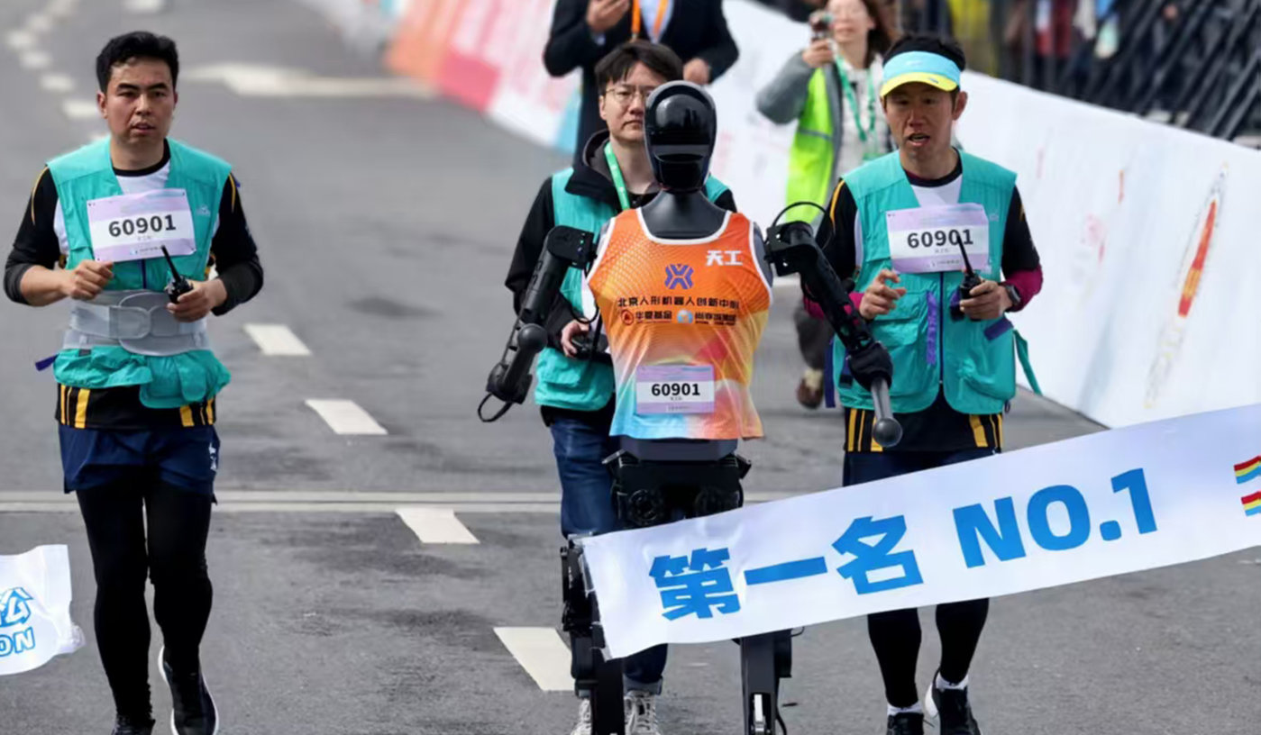 全球首个人形机器人半马刷屏 2035年人形机器人市场规模将超4000亿元