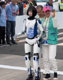 人形机器人马拉松现实惨状：21台机器人仅6台完赛故障频发