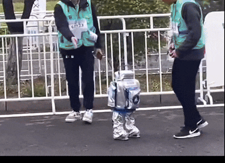 人形机器人马拉松现实惨状：21台机器人仅6台完赛故障频发