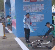 人形机器人马拉松现实惨状：21台机器人仅6台完赛故障频发