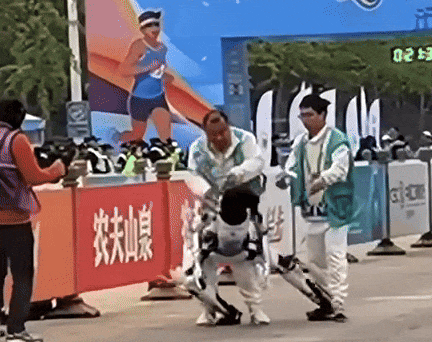 人形机器人马拉松现实惨状：21台机器人仅6台完赛故障频发