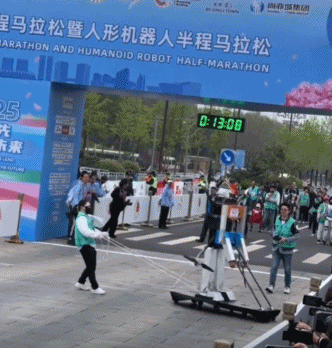 人形机器人马拉松现实惨状：21台机器人仅6台完赛故障频发