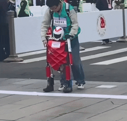 人形机器人马拉松现实惨状：21台机器人仅6台完赛故障频发