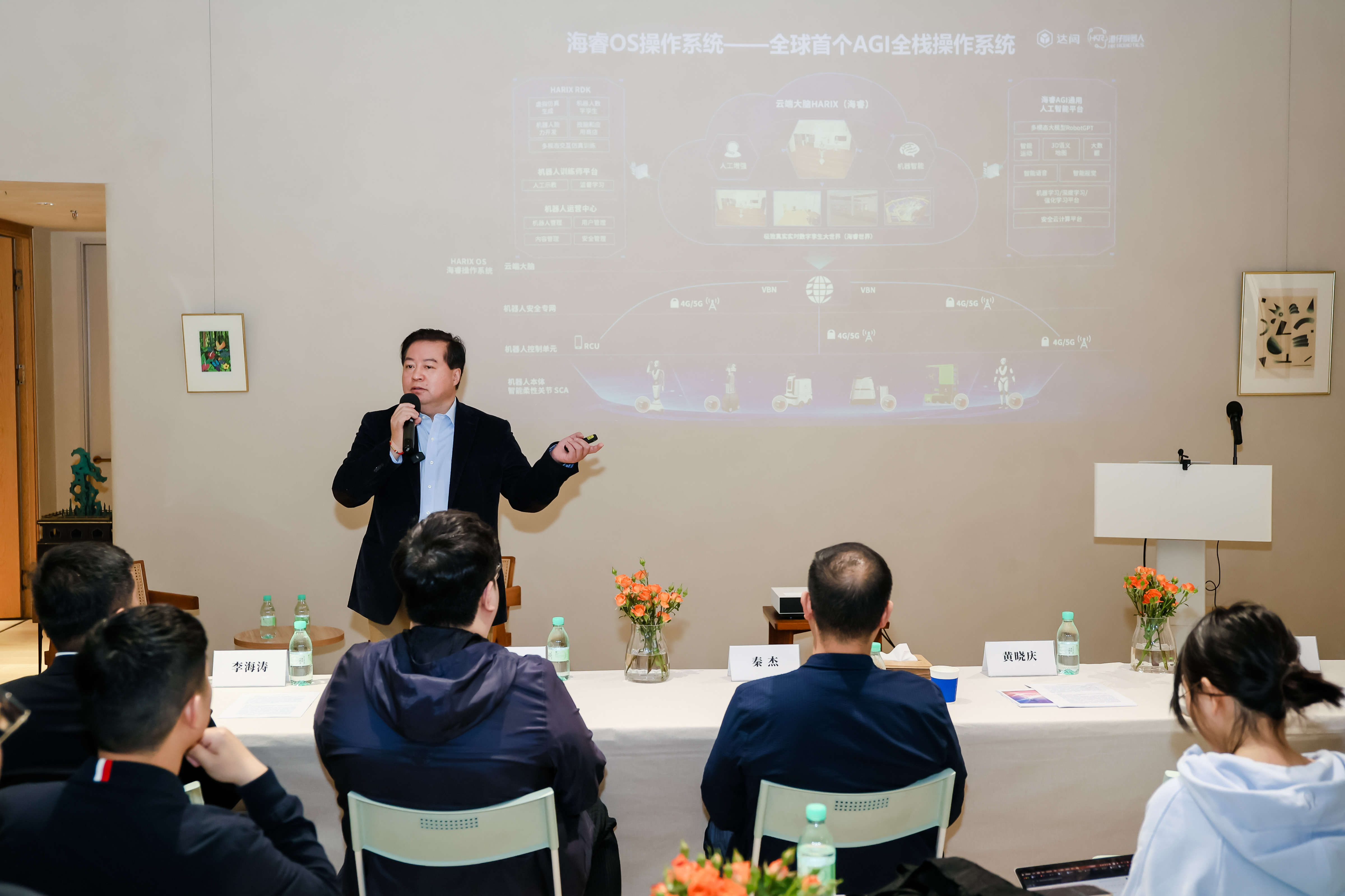 黄晓庆回应风波达闼国华联手成立人形机器人新公司